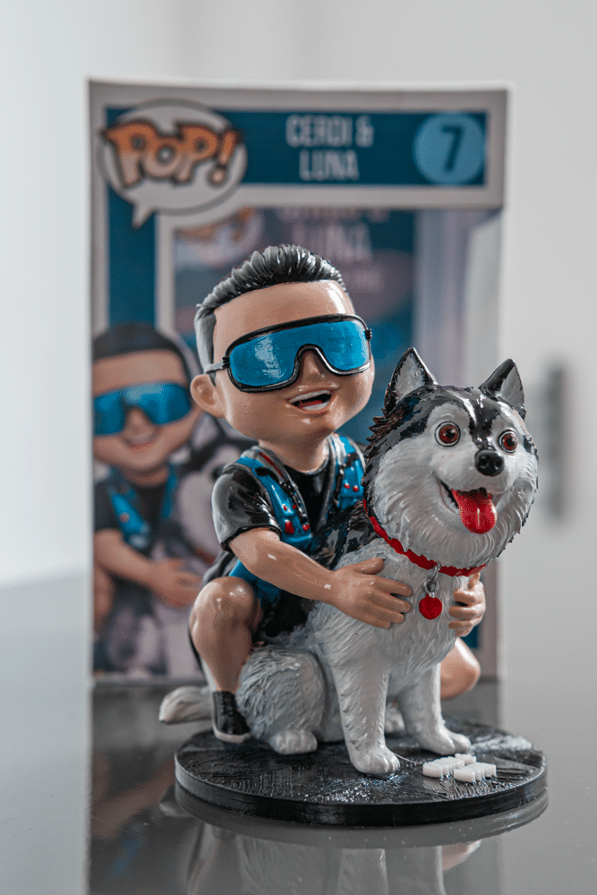 Figura 3D en resina de un hombre abrazando a su husky
