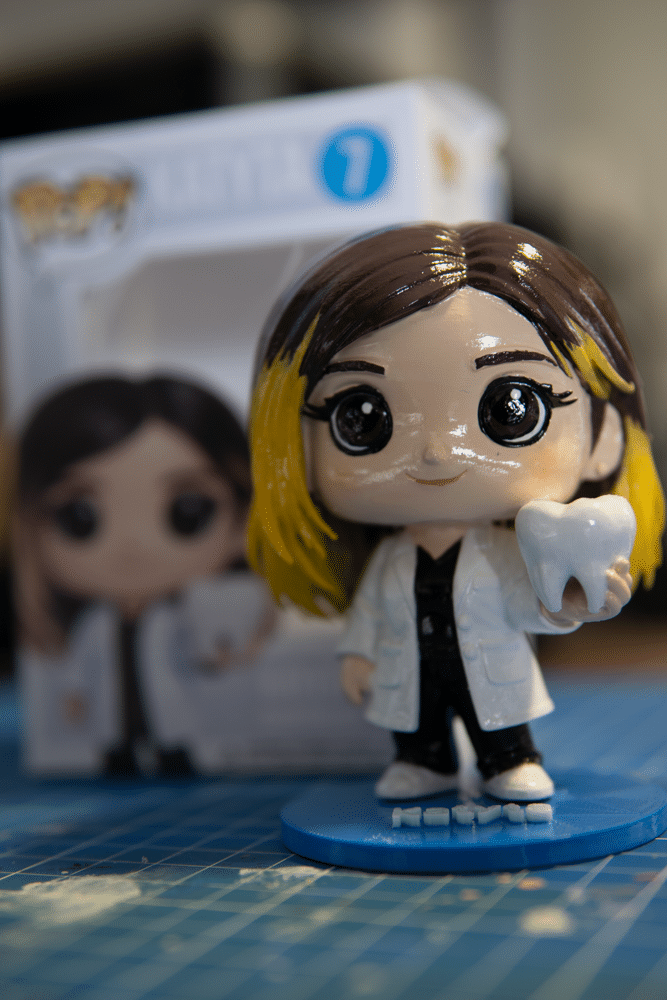 Figura 3D de una doctora con bata blanca, regalo para profesionales