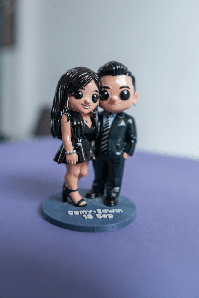 Figura 3D de una pareja de novios con traje y vestido, regalo de boda
