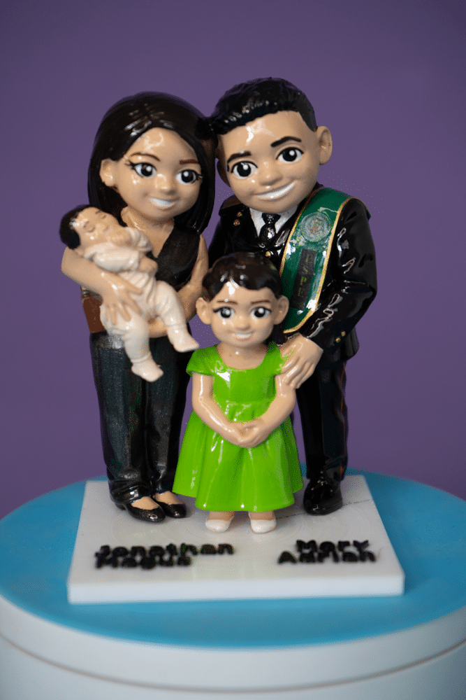 Figura 3D de una familia con su bebé y su hija, pintada a mano