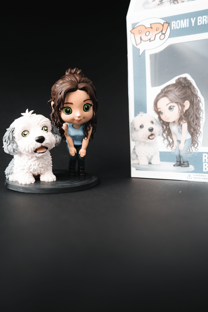 Figura 3D de una chica junto a su perro blanco