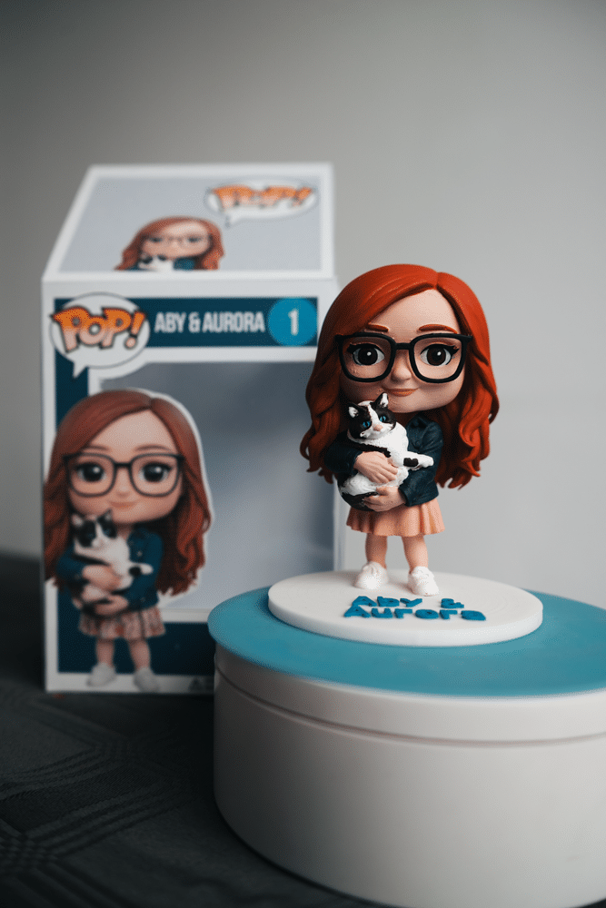 Figura 3D de una chica pelirroja con su caja Pop