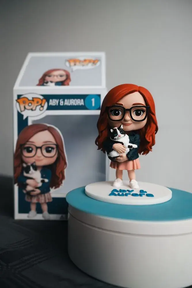 Figura 3D personalizada de una chica con su gato