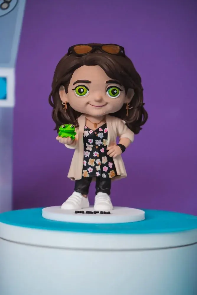 Figura 3D de una chica sosteniendo una rana, pintada a mano