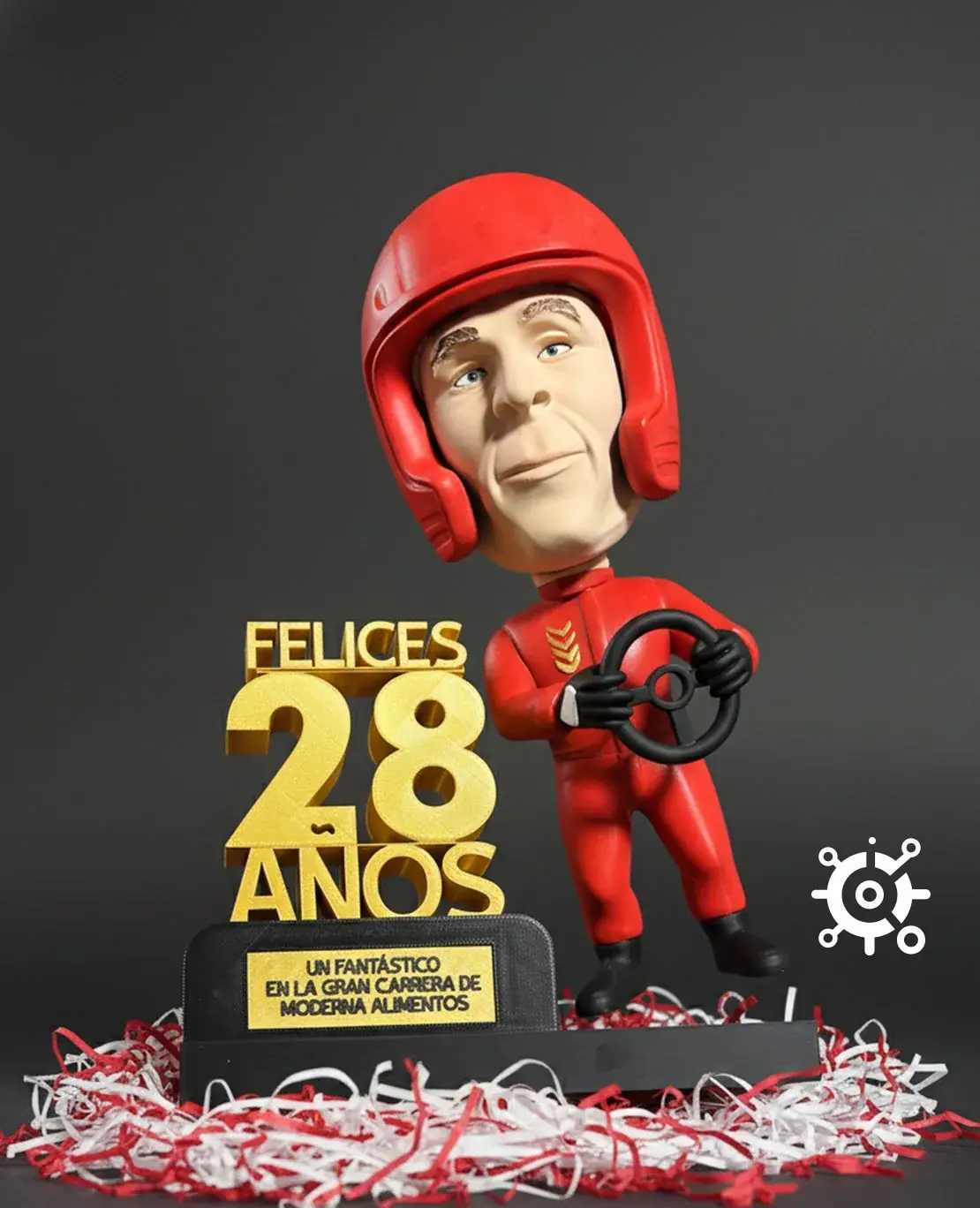 Figura 3D de cumpleaños: piloto de carreras con letrero Felices 28 años