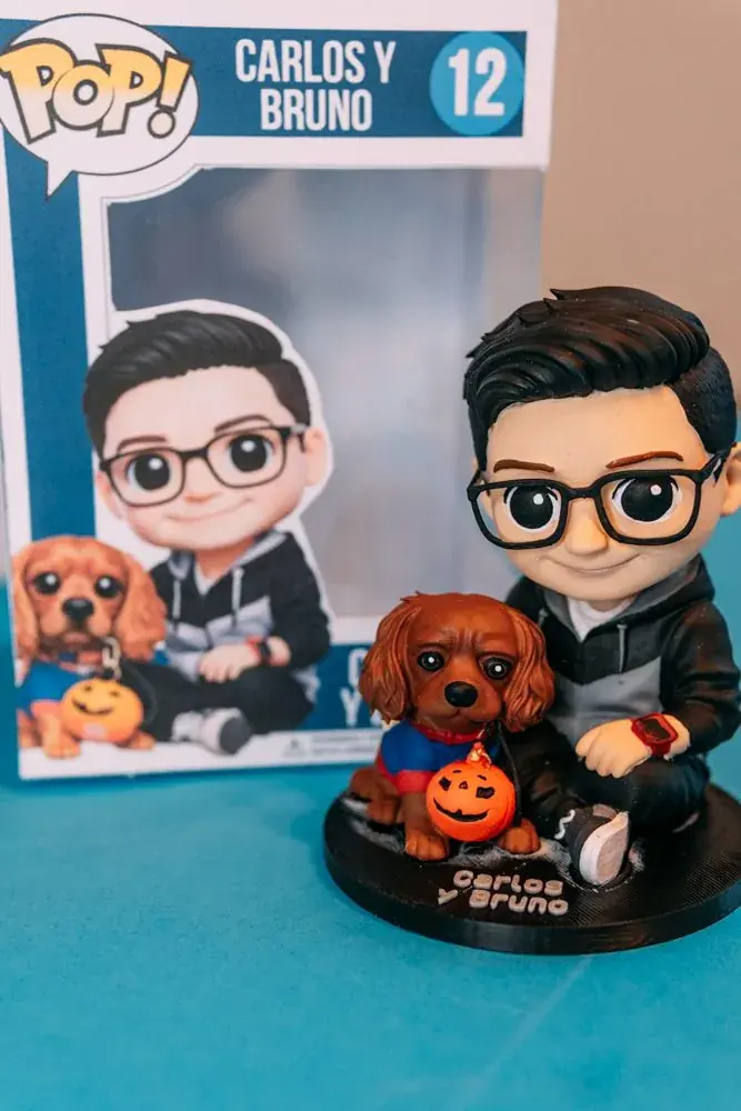 Figura 3D de Carlos y Bruno con su perro, entregada en caja de presentación