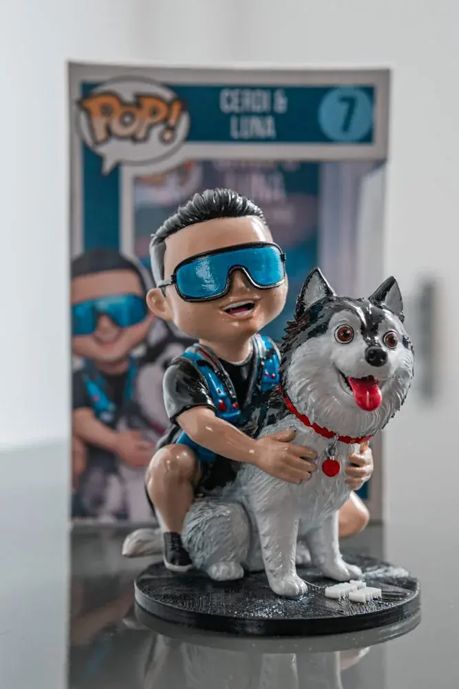 Figura personalizada en resina de un hombre con su perro husky